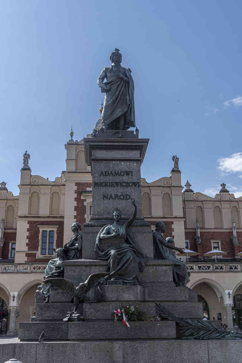 Polonia - Cracovia 016 - plaza Mayor del Mercado - monumento a Adam Mickiewicz.jpg